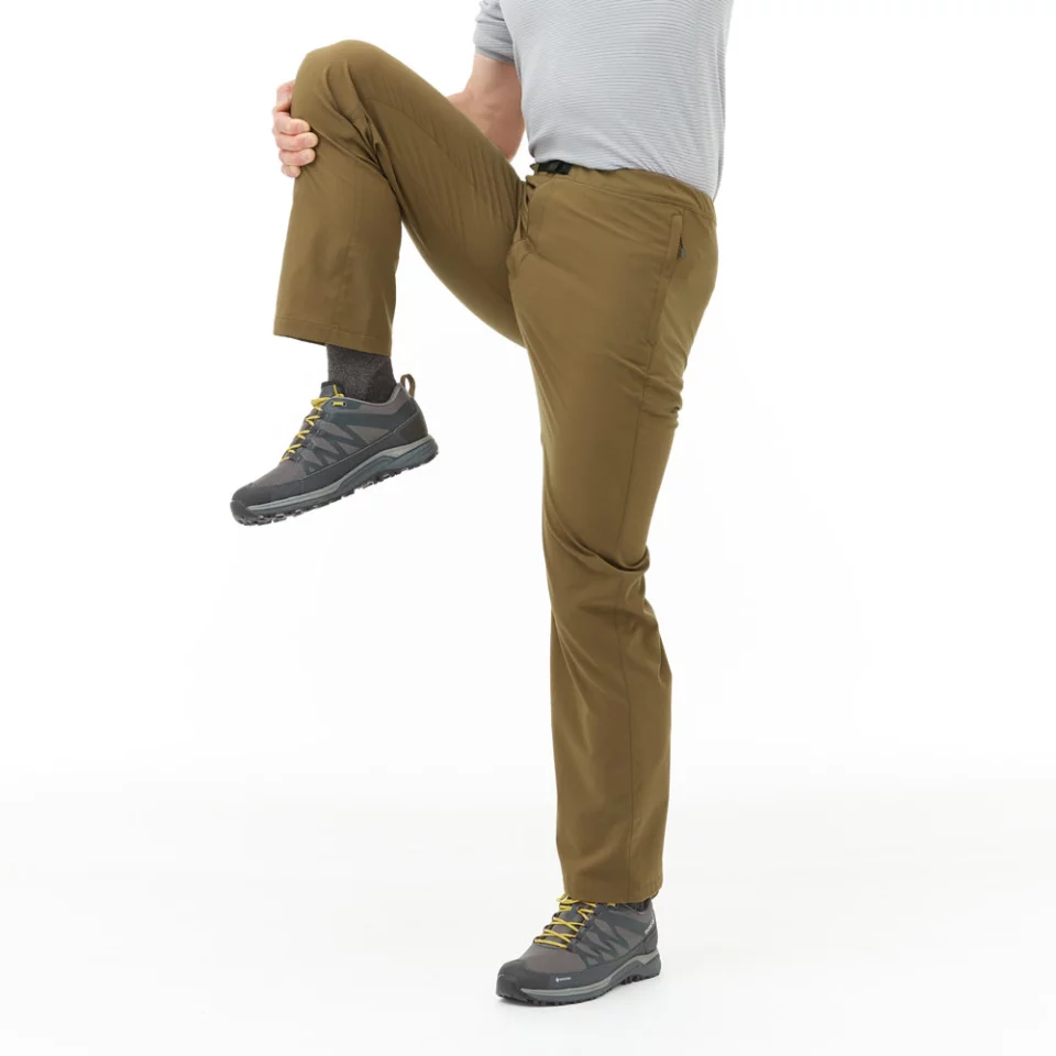 登山やトレッキングに適した、横または縦方向へのストレッチ性を備えています。