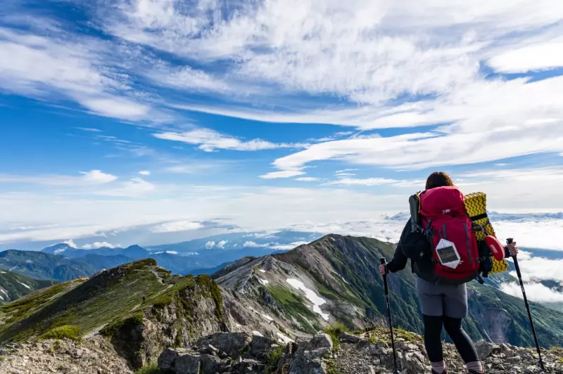 【初めてのテント泊登山】必要な装備を徹底解説!重さ、費用、パッキングのコツや女性の持ち物の紹介も|テント泊装備|登山ギア|山のモノ|登山・トレラン・山スキーマガジン「山旅旅」