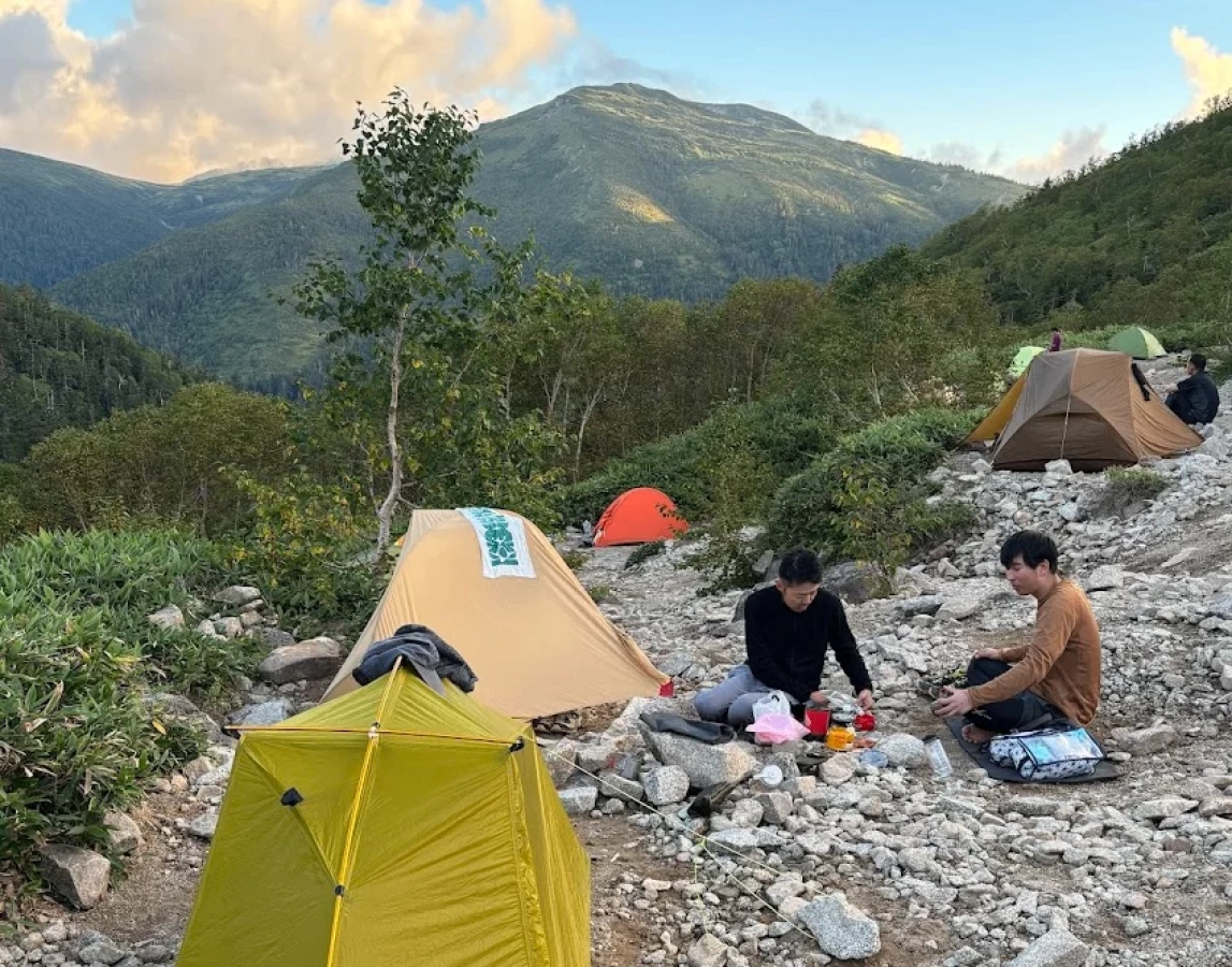 体を冷やさない!テント泊登山の季節別の休憩着