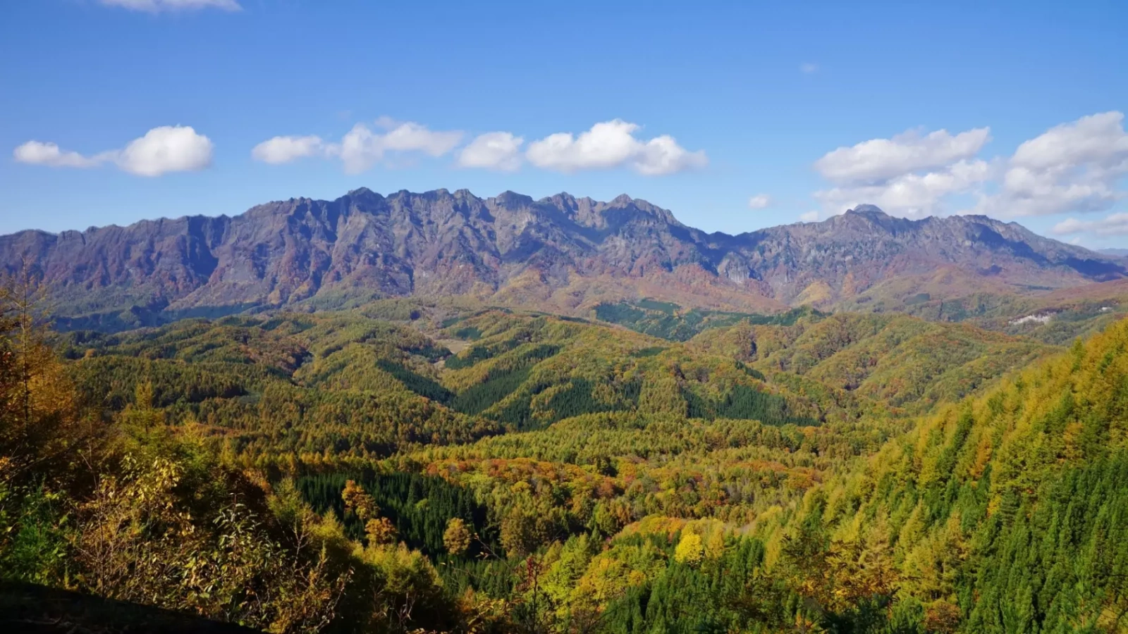【鬼女紅葉伝説の舞台】厳然たる戸隠連峰を望む荒倉山の難易度別登山コース紹介