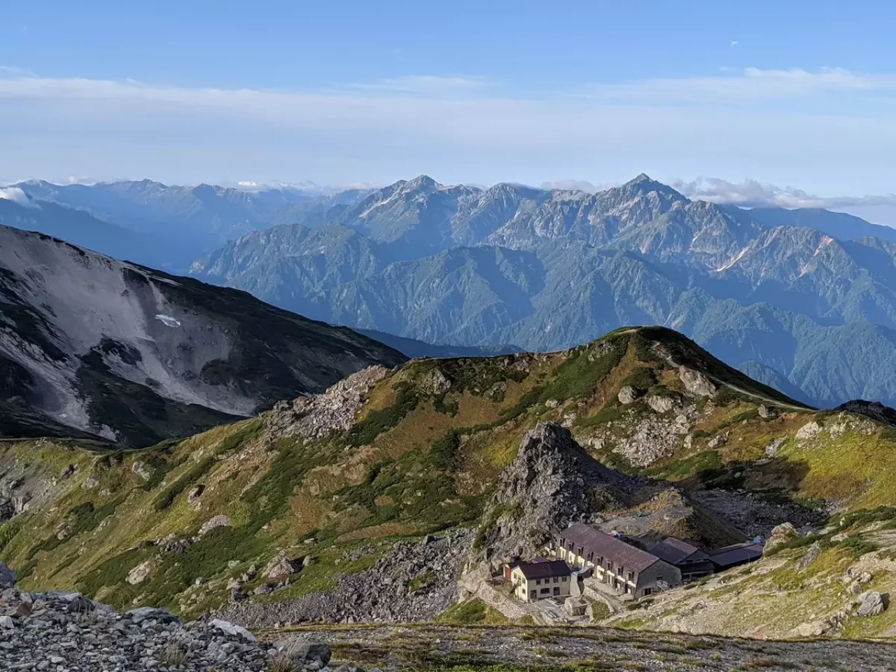 白馬山荘を頂上宿舎からみる