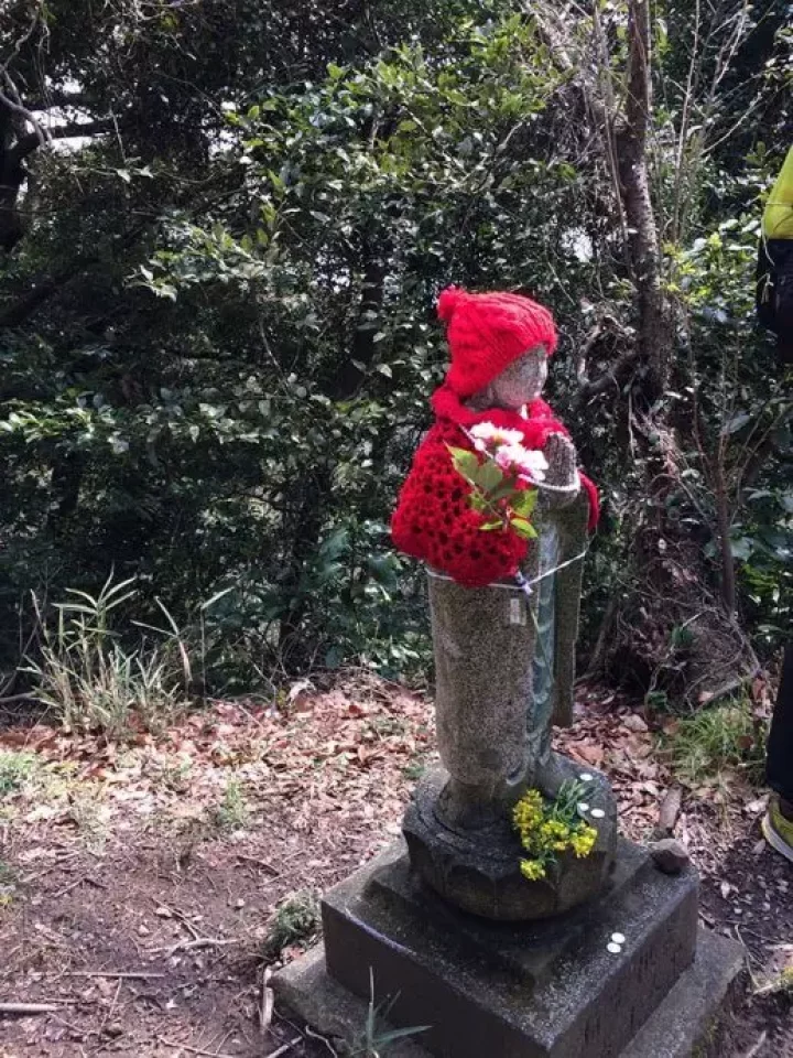 赤い帽子をかぶったお地蔵様
