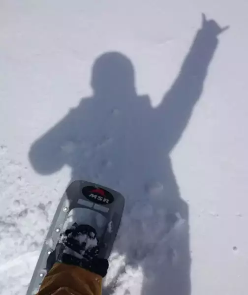 誰の足あともない雨池へ