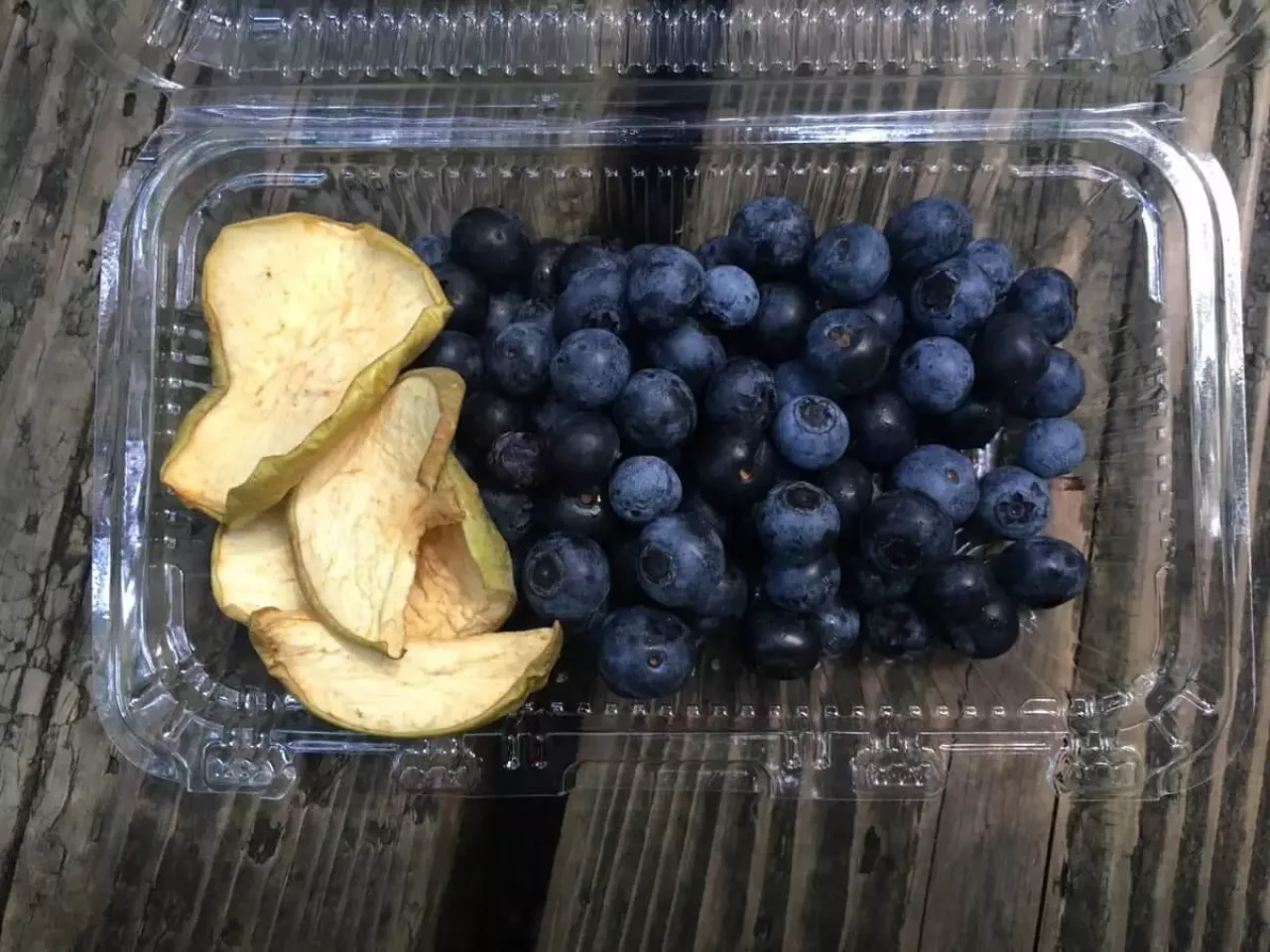 ブルーベリーやドライのリンゴ