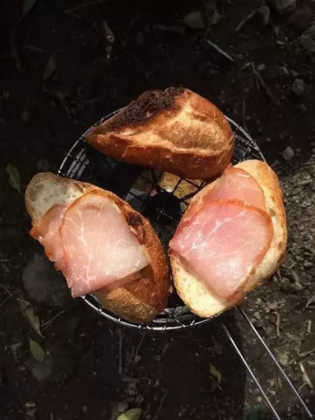 バケットは網であぶって生ハム