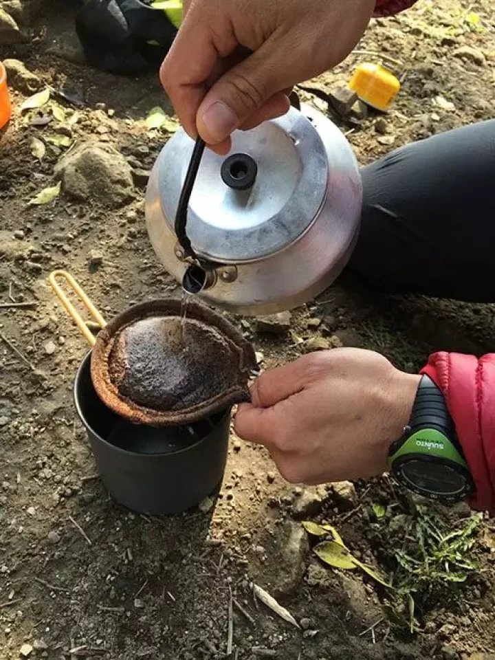 コーヒー豆をひき、ネルドリップ