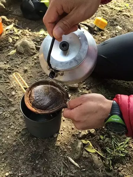 コーヒー豆をひき、ネルドリップ