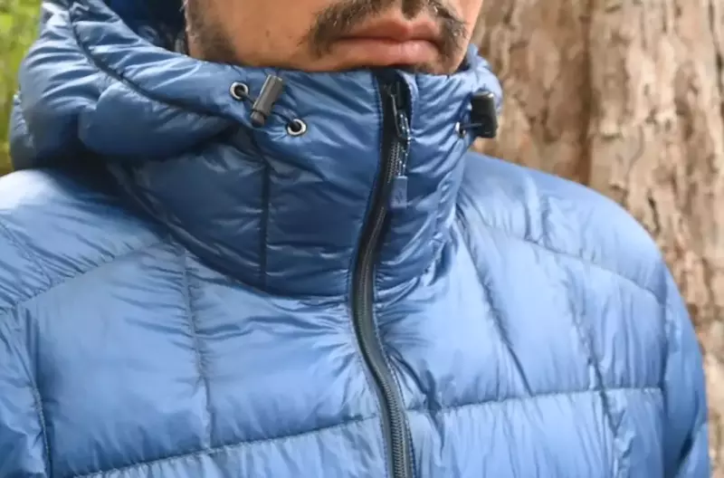 ジッパーを上まで閉めると、顎まで隠すスタンドカラーでフロントジッパーは顎に当たらない仕様で、首をしっかりと温めます。