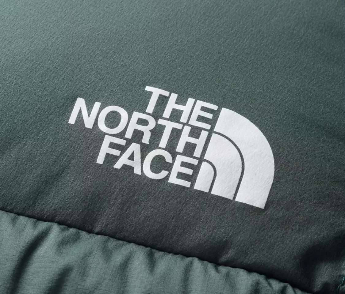 シェル素材による特徴に力を入れたダウンジャケット