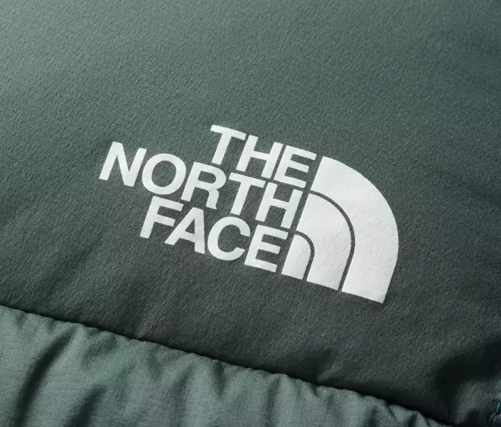 シェル素材による特徴に力を入れたダウンジャケット