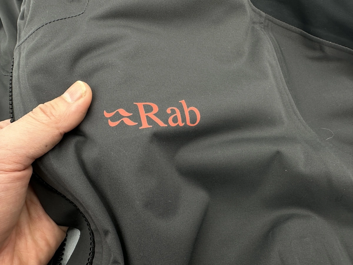 超快適な登山用レインジャケットRab「キネティック アルパイン 2.0 ジャケット」:透湿性の高さとストレッチ素材が決め手