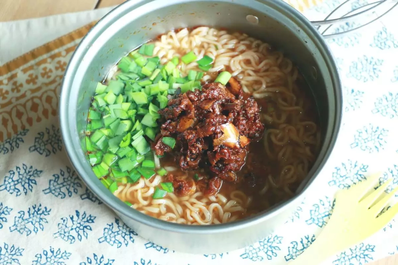 食欲増進!唐辛子スナックをアレンジした山ごはん「台湾風ラーメン」