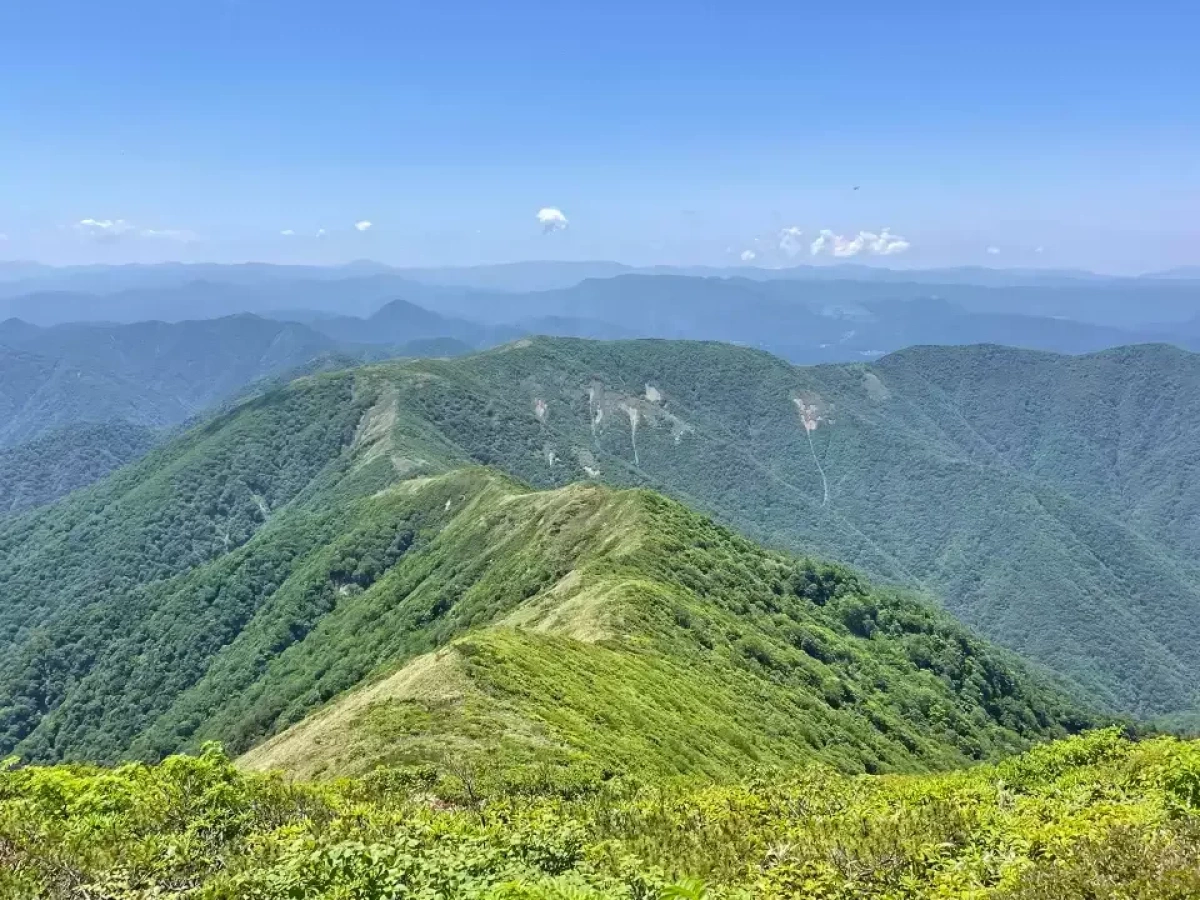 【日帰り登山】流石山・三倉山~裏那須は稜線美とお花畑がすばらしい|難易度別登山ルートとアクセス情報