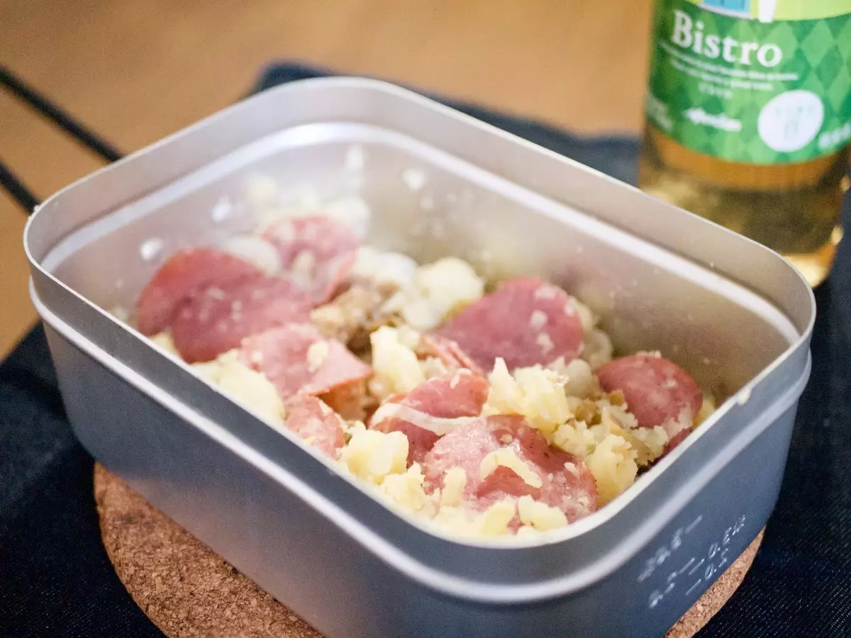 ビストロ風のおしゃれな山ごはん-サラミとガーリックのポテトサラダ