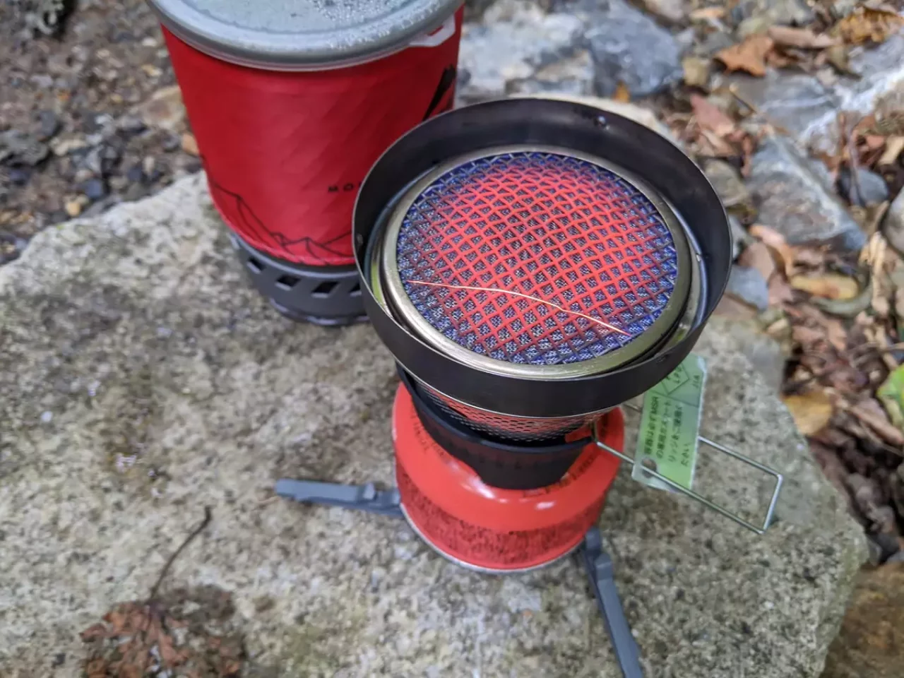 ガスカートリッジに取り付けられている火力調整用のつまみを回してガスを出しライターで点火する