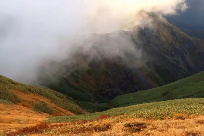 谷川連峰の絶景紅葉その2『茂倉岳・一ノ倉岳・武能岳』下り