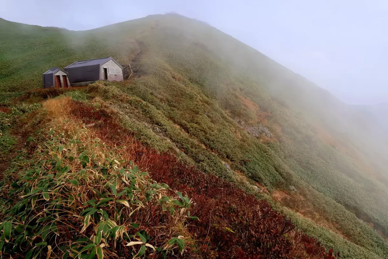 茂倉岳避難小屋