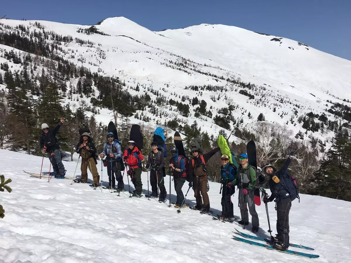 身にまとうバックカントリースキーのウェア