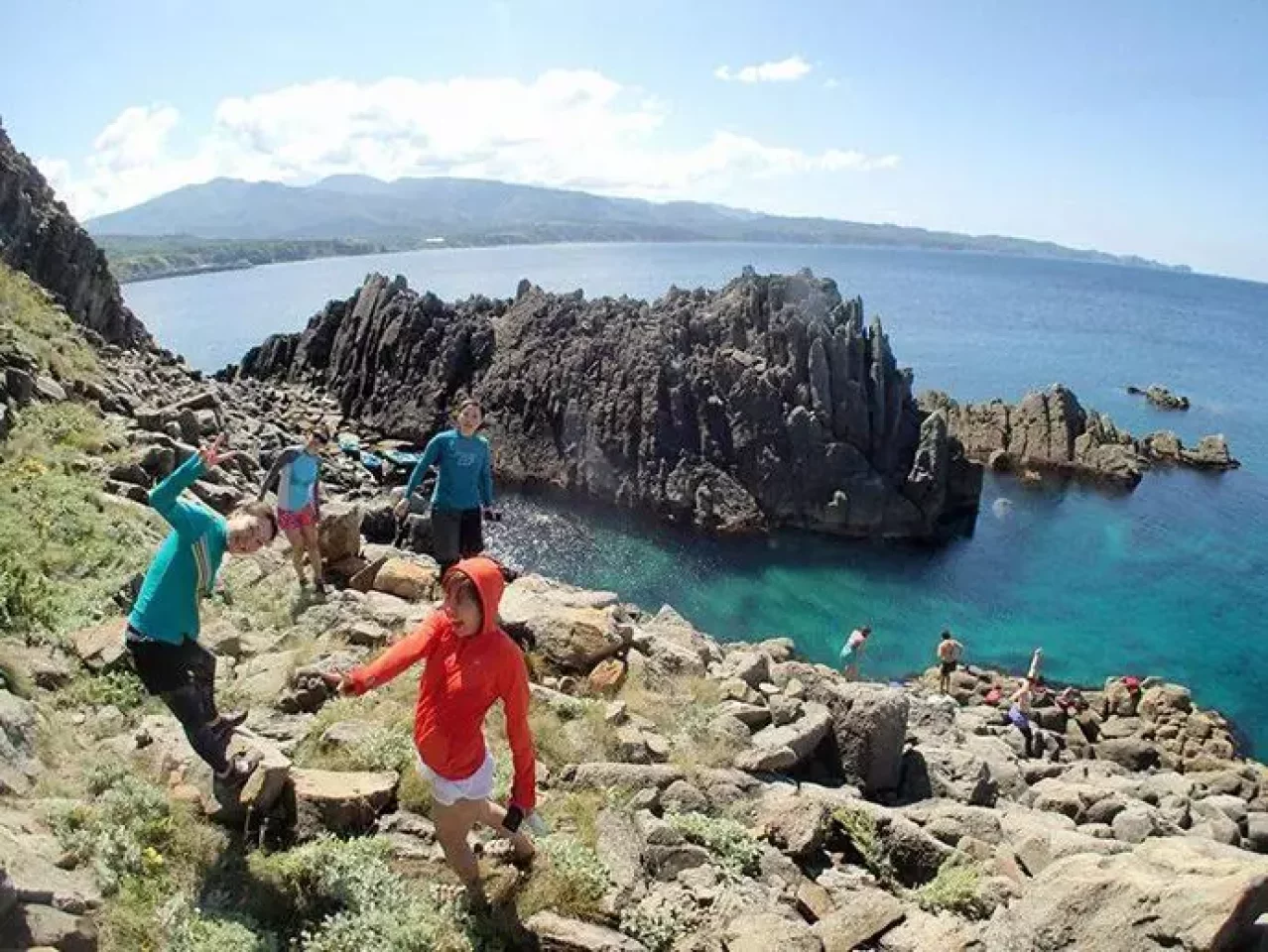 7人のビキニ侍とともに積丹岬