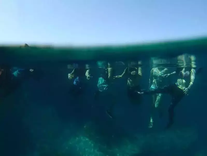 7人のビキニ侍とともに積丹岬