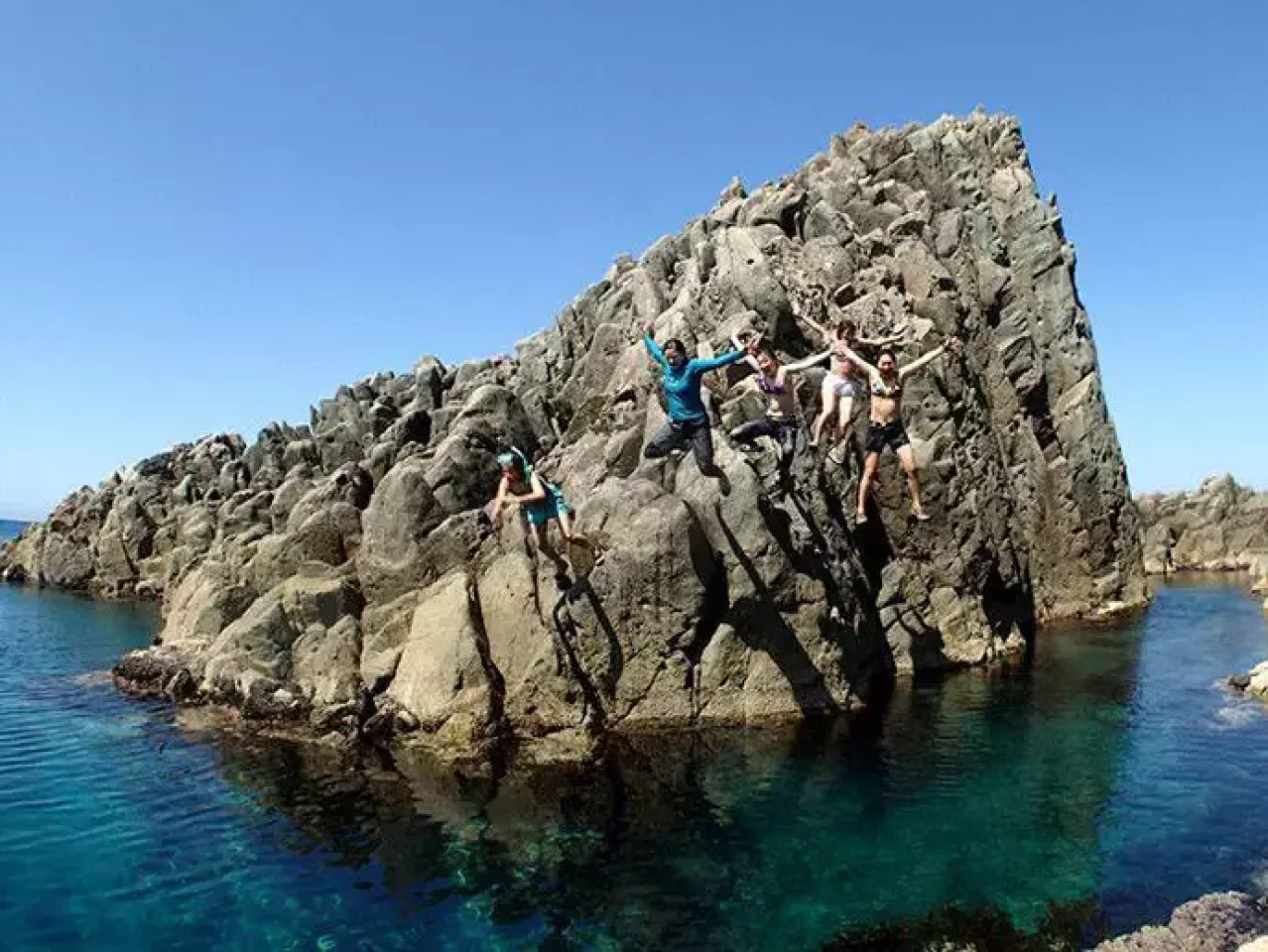 7人のビキニ侍とともに積丹岬