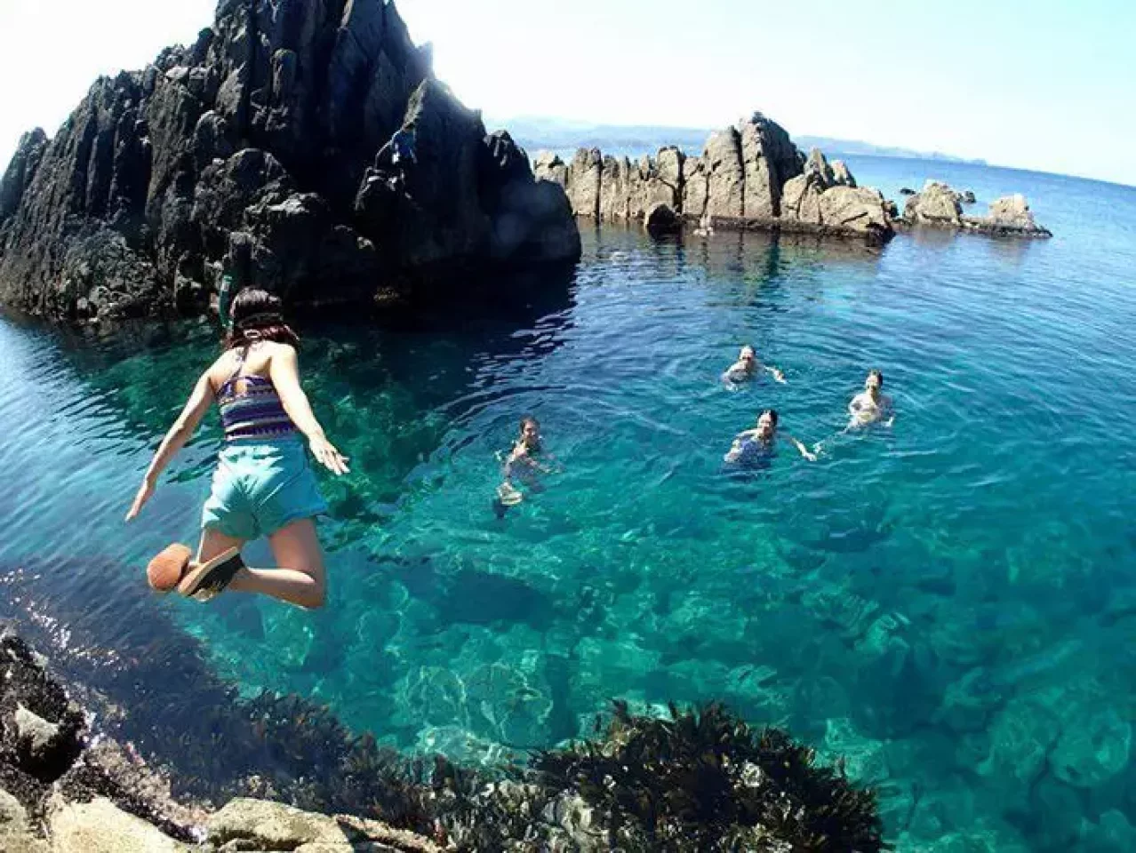 7人のビキニ侍とともに積丹岬