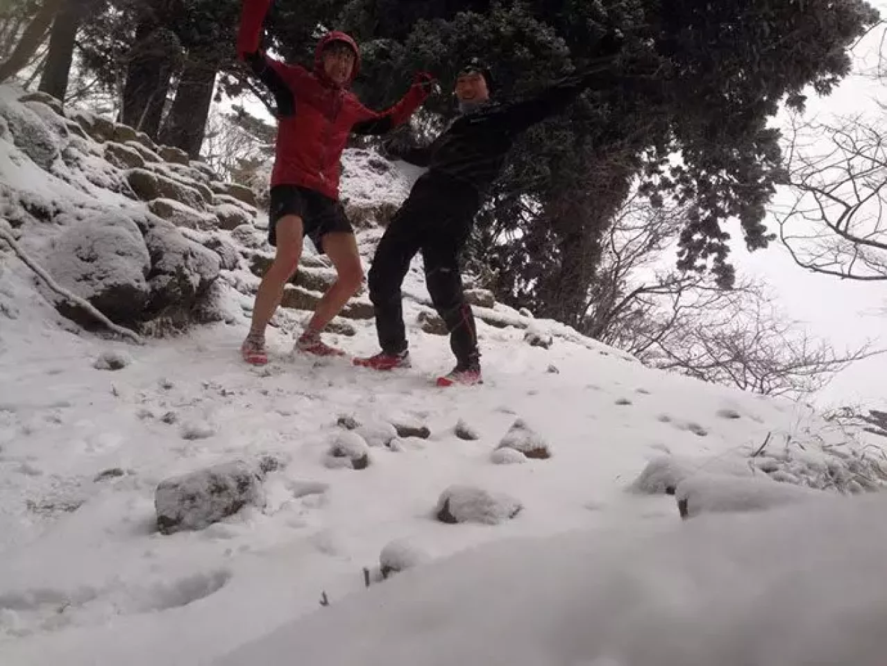 雪の中でサロモン ハイブリットジャケット