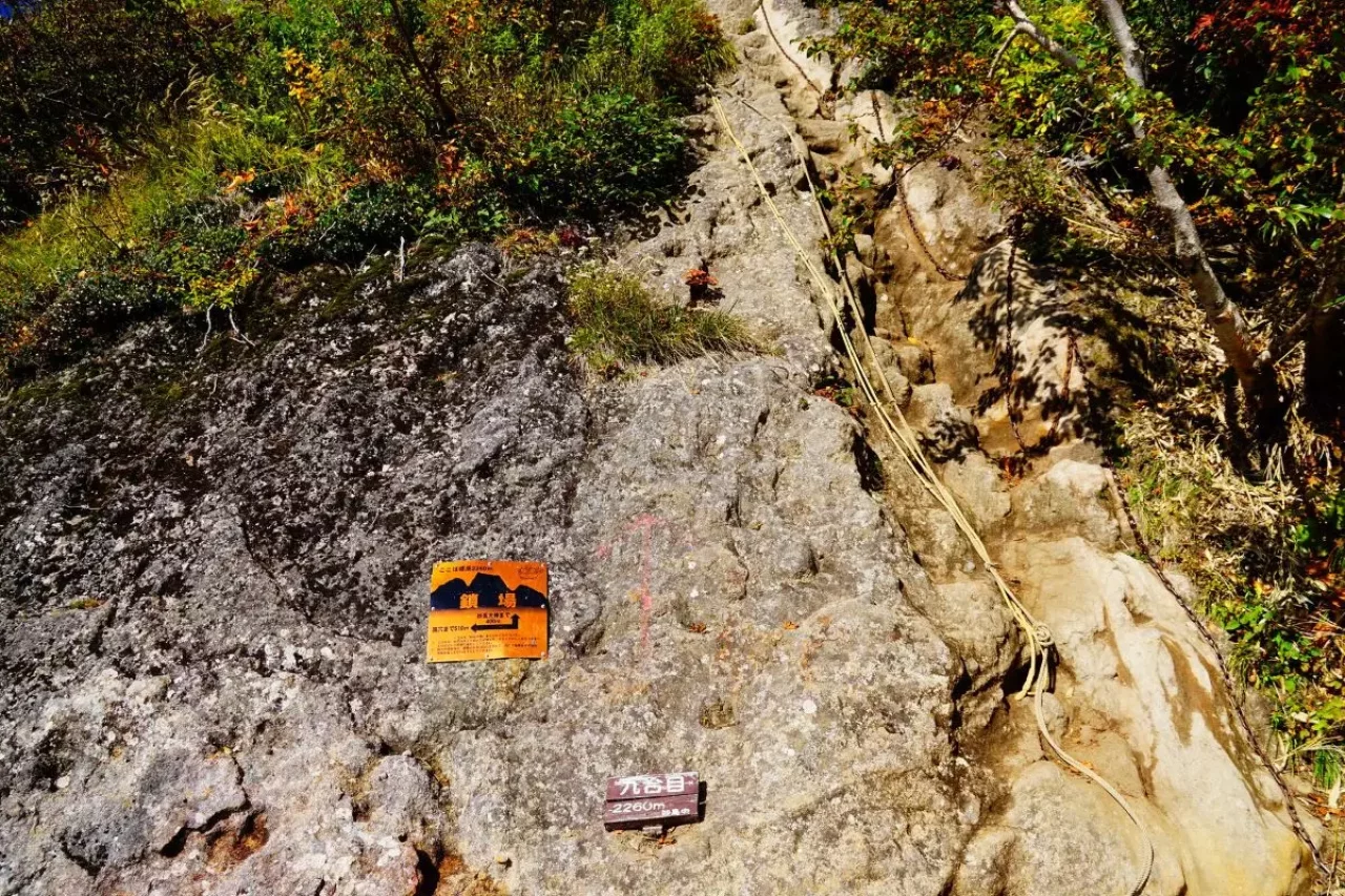 南峰直前の鎖場
