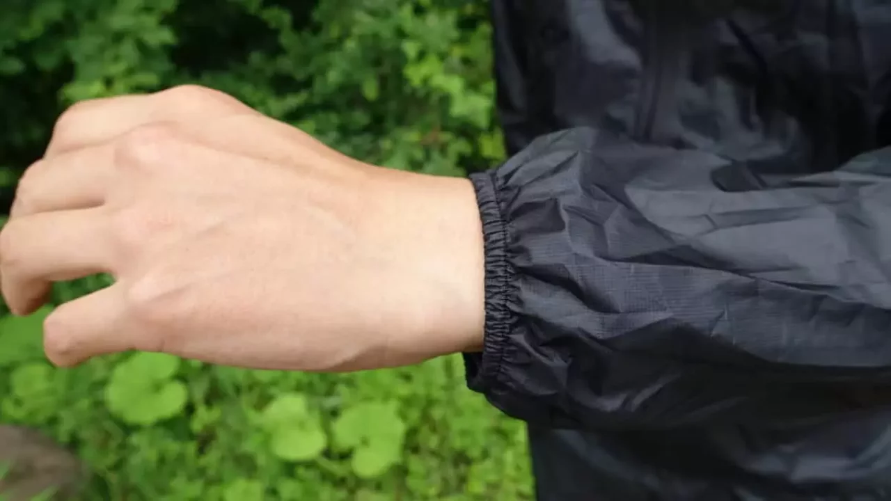 THE NORTH FACE ストライクトレイルフーディの袖、裾部分はゴムによってフィット感を出しています