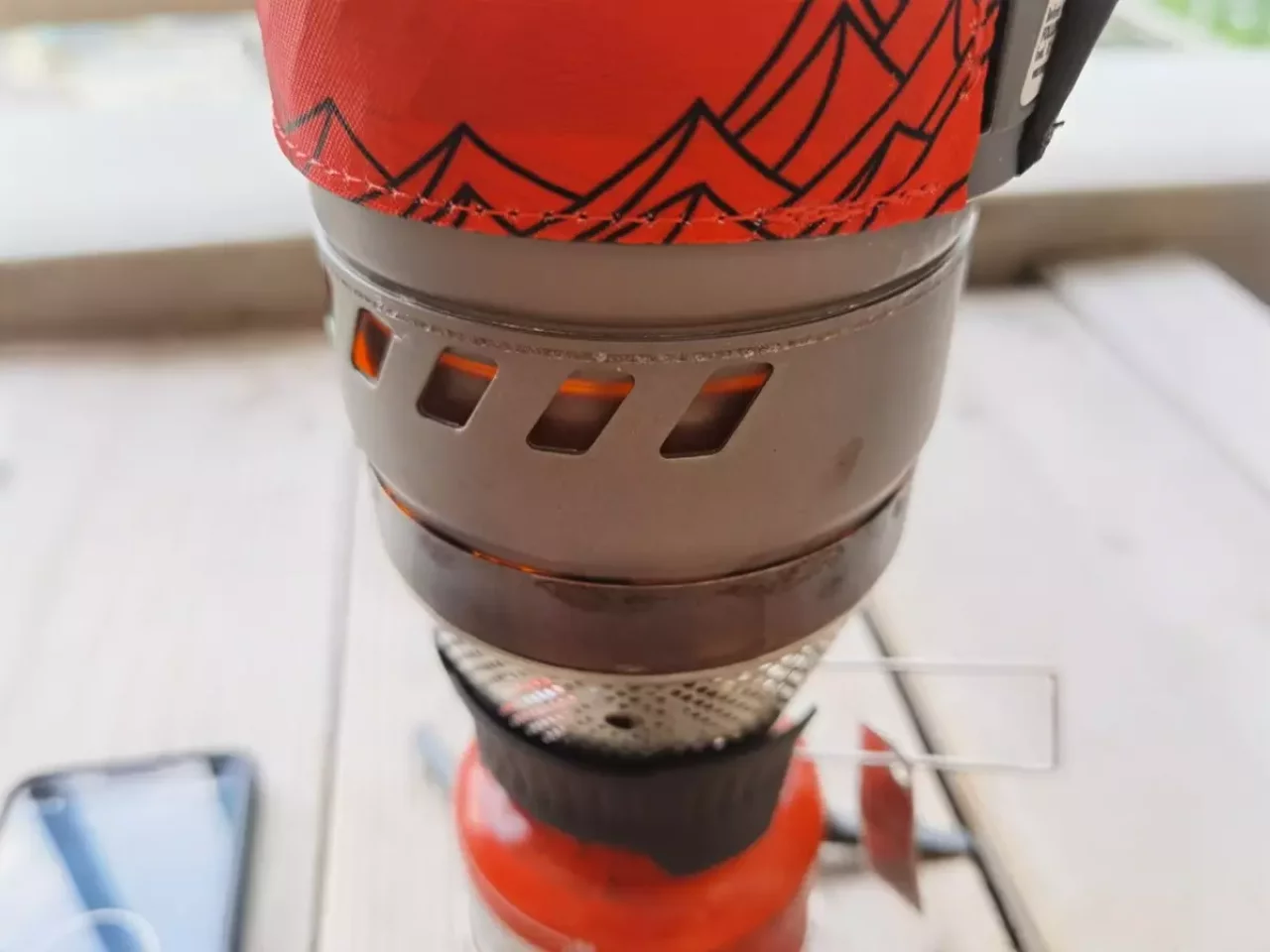 サイドの孔からは外気を内部へ送り込み燃焼効果を高めている