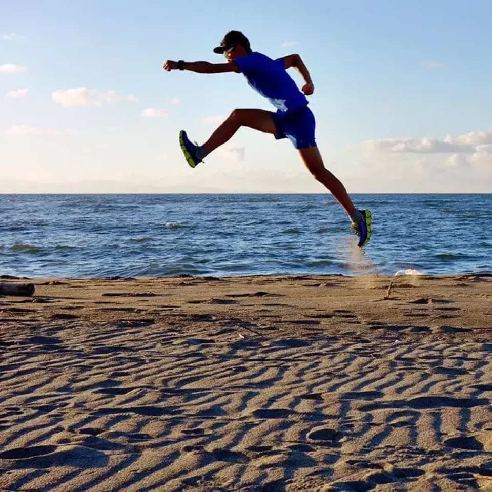弥彦山 海辺の砂浜