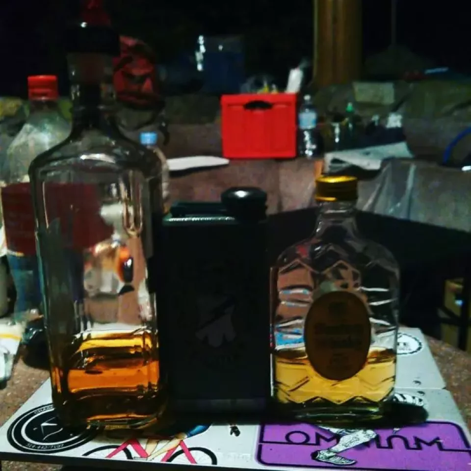 スキットルとウイスキー