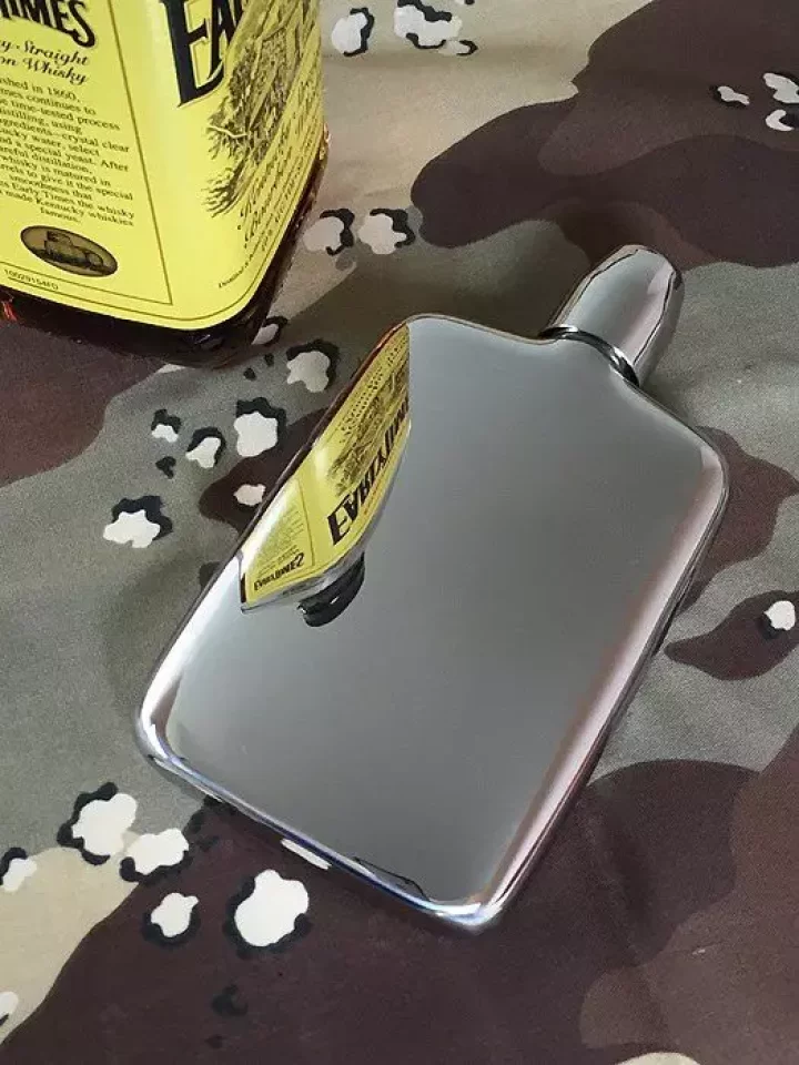 ステンレス製のスキットル