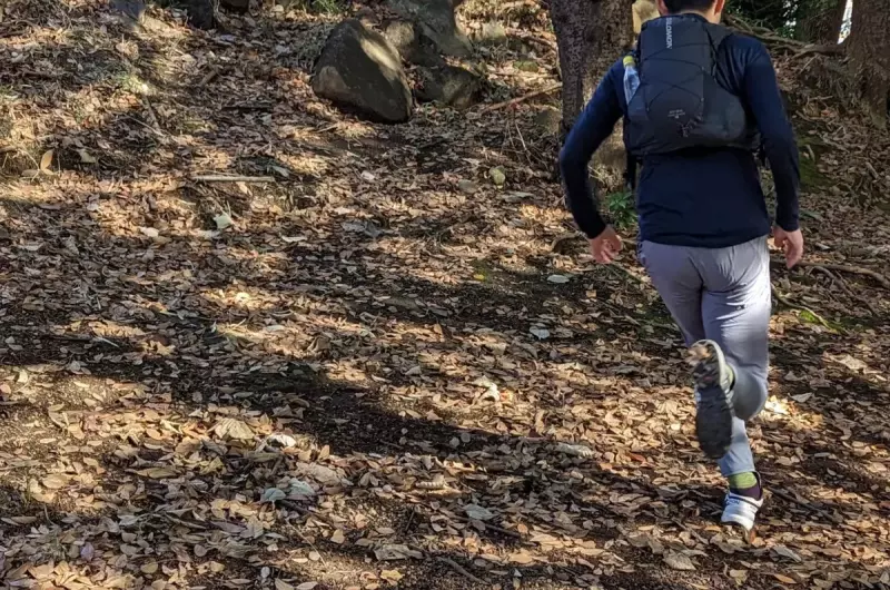 【レビュー】オールシーズンのトレイルランニングを楽しむランニングパンツ−サロモン『クロスラン』|パンツ・ショーツ|登山ウェア|山のモノ|登山・トレラン・山スキーマガジン「山旅旅」