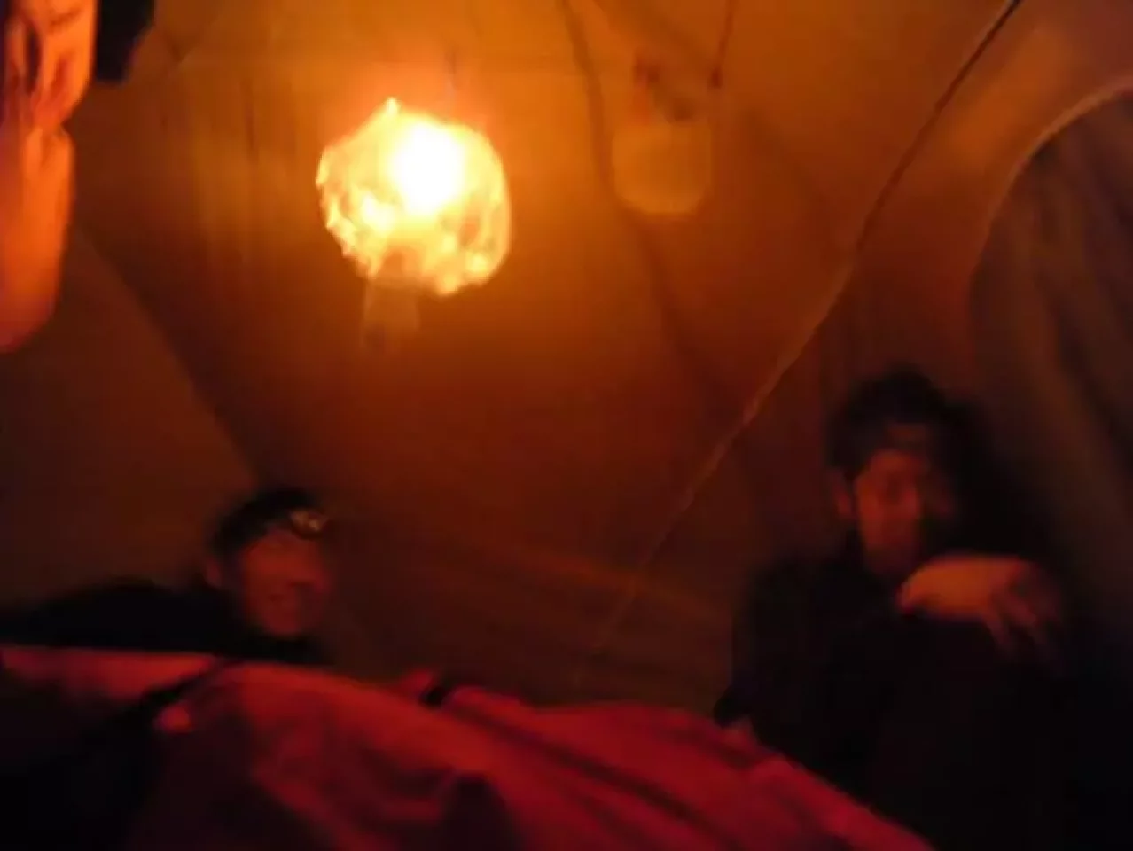 テントの中でロウソク