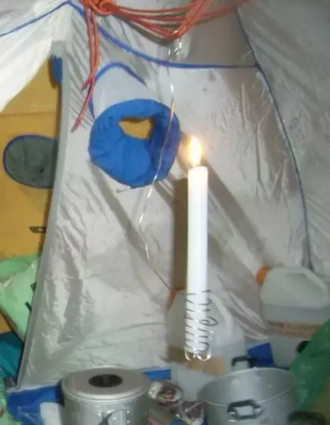 テントの中でロウソク