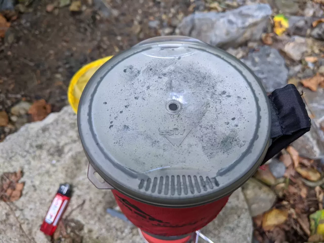 フタには細いお湯を落とすことができる穴と、湯切り用の穴がある