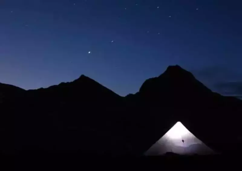 夜中に佇むローカスギア クフ