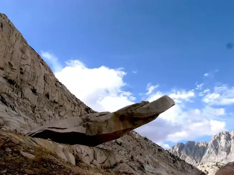 ジョンミューアトレイルでみつけた不思議な岩