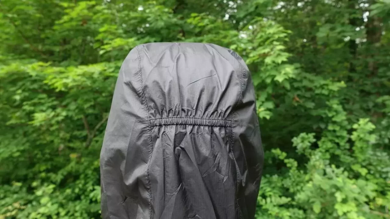 ストライクトレイルフーディのフードはひさしがあって、上からの雨の浸入を防いでくれます