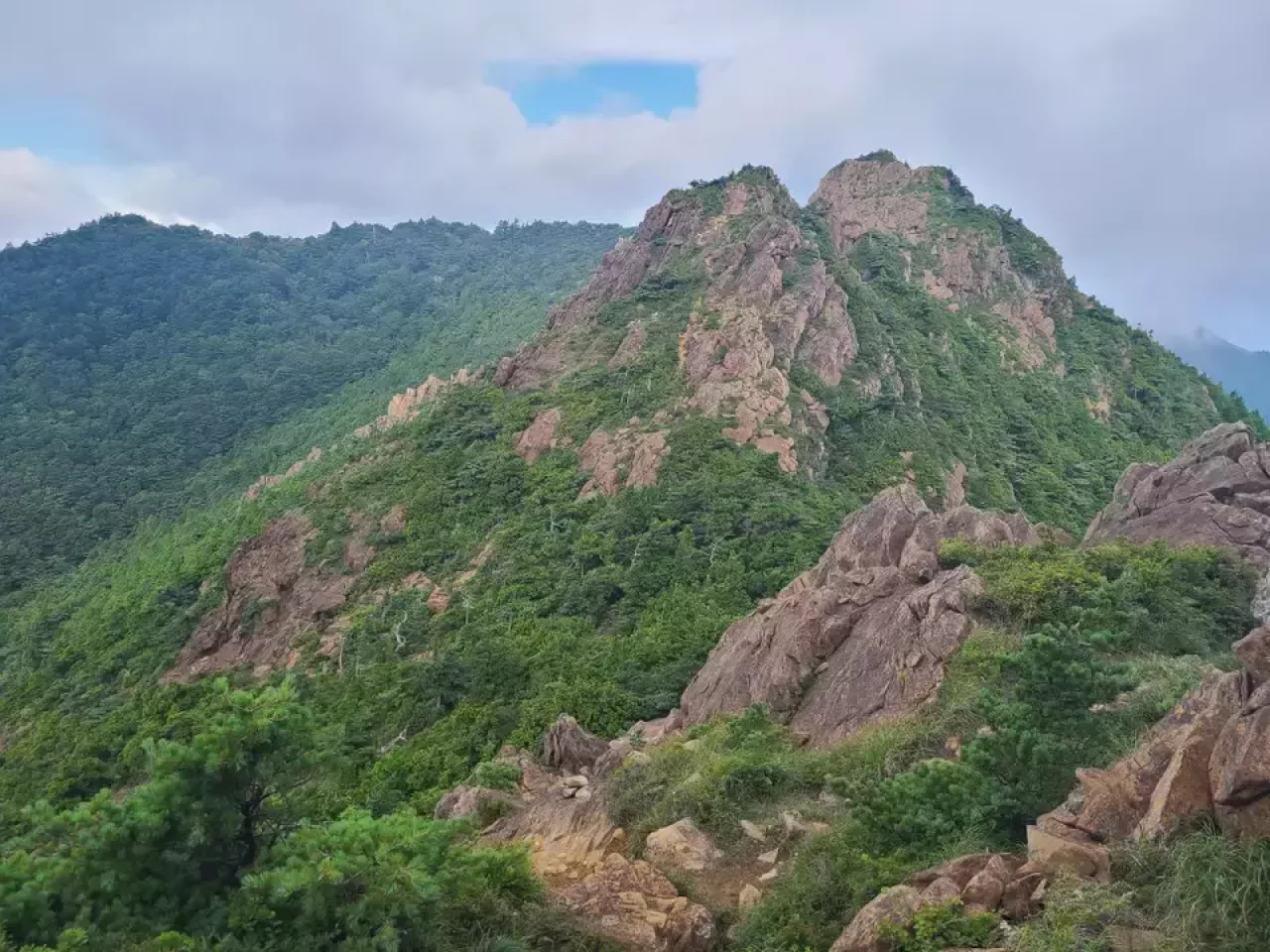 八巻山一帯の岩場