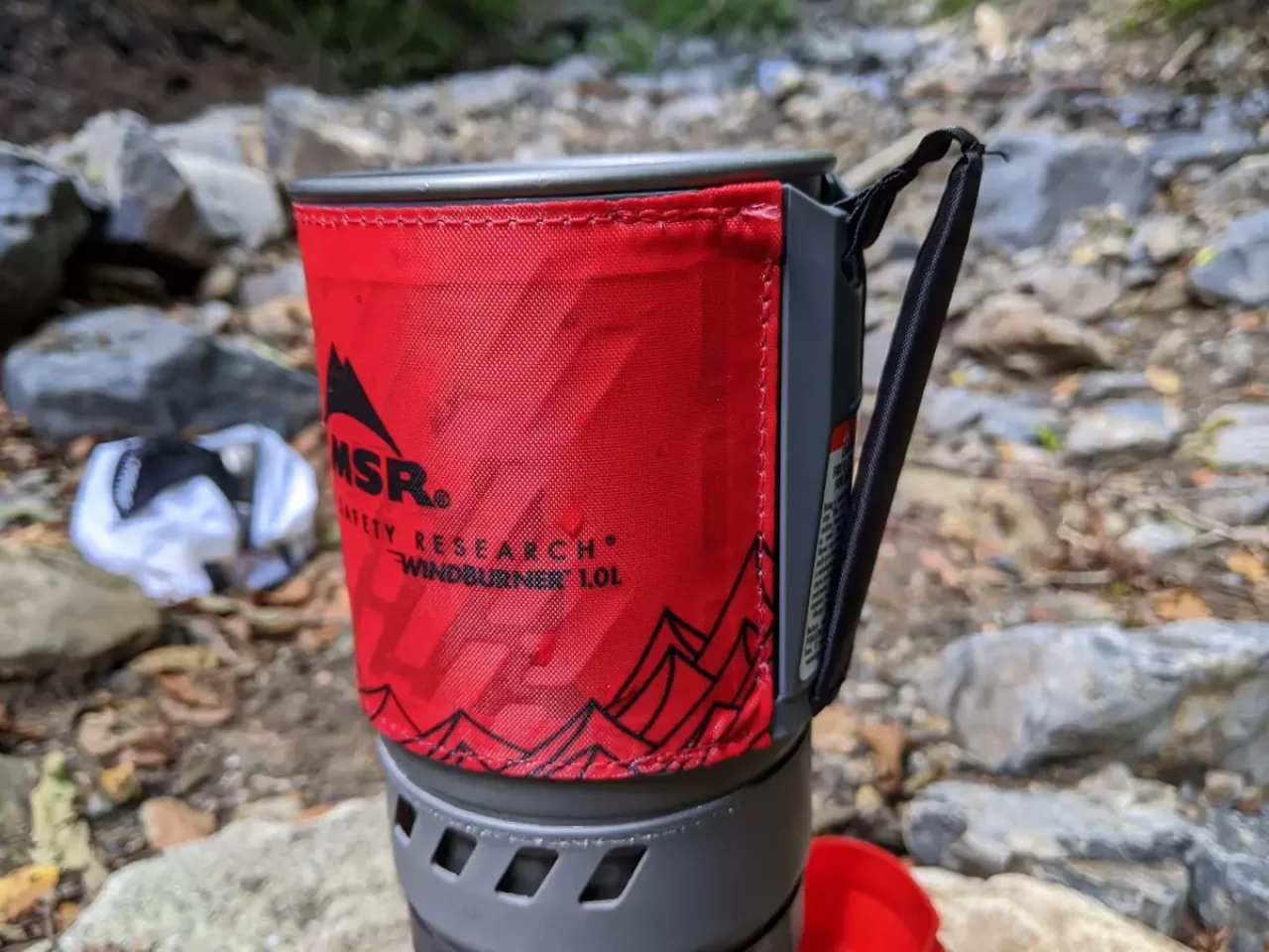 サイドには立体的なハンドルがあるので沸騰したあとのクッカーを素手で持つことができる