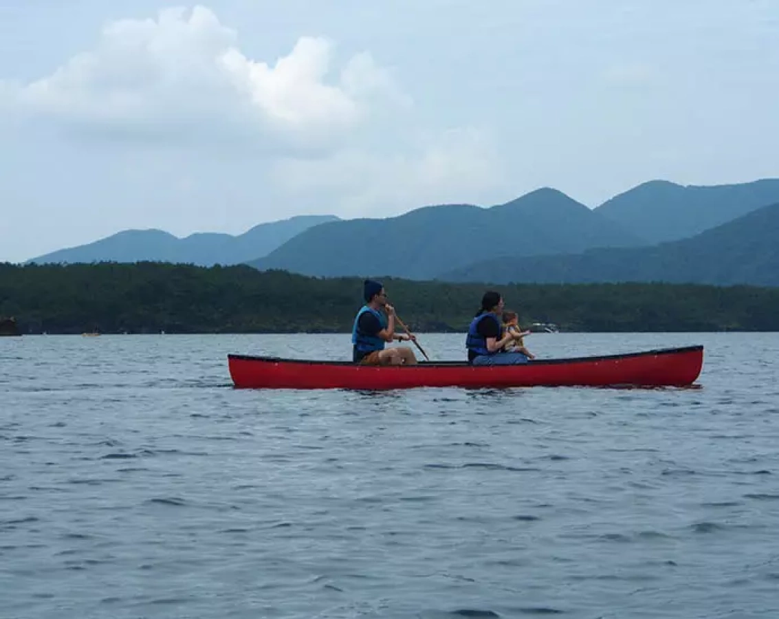 西湖カヤックツアー 富士山外周の山々を眺める