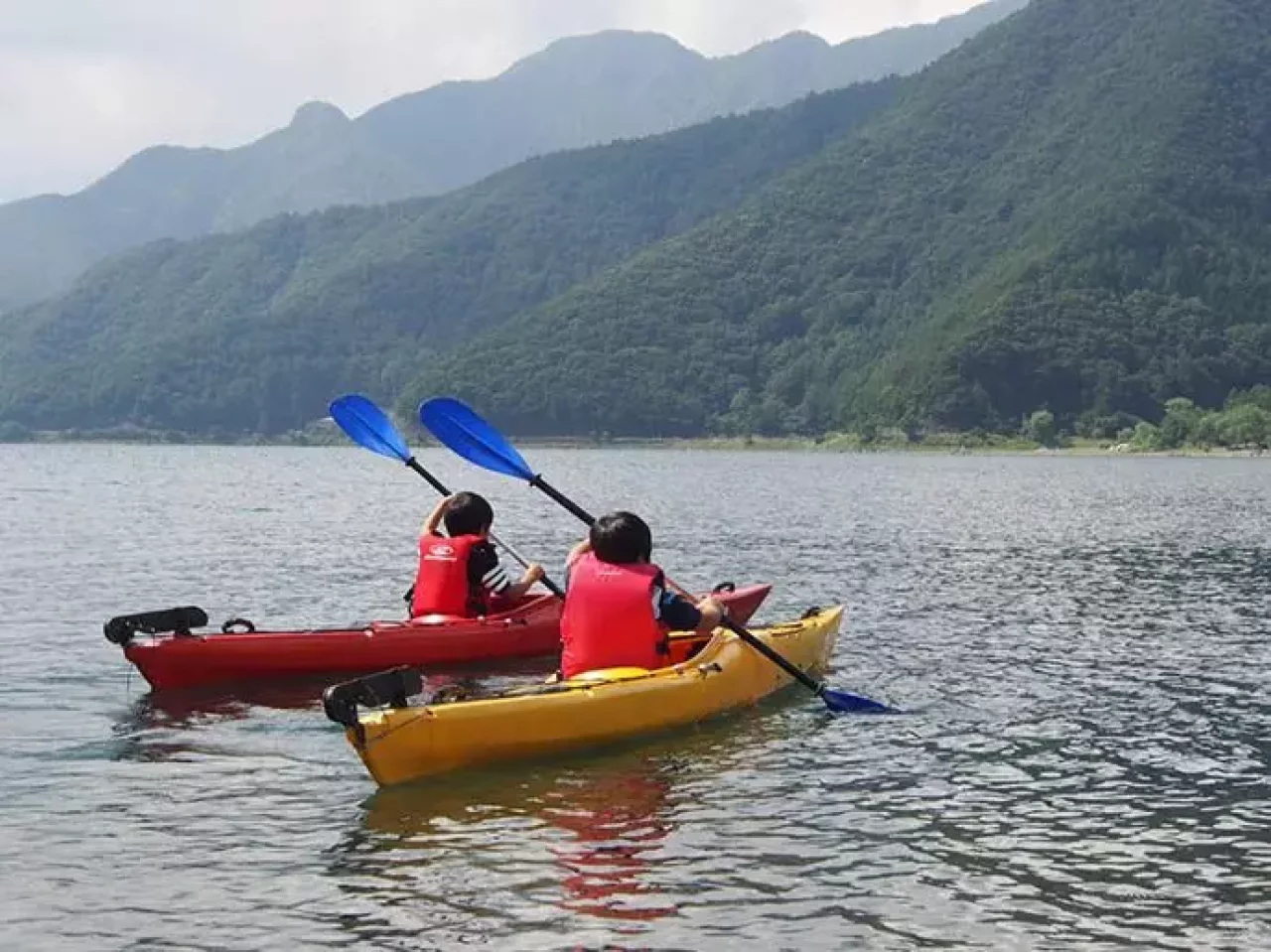年少の子供たちはカヤックでおにごっこ