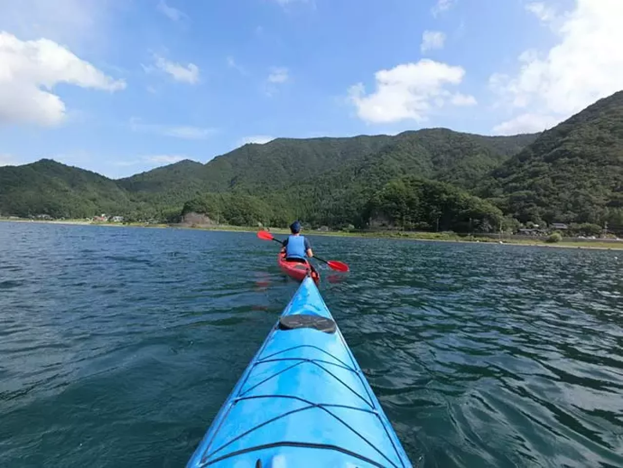 前をいく仲間にゆるりとついていき、近くまでいったらオールで水をかけるいたずら好き