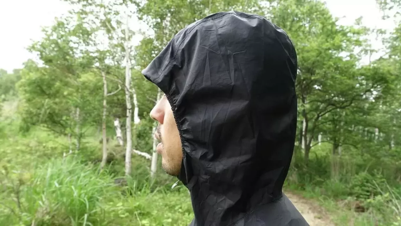 ストライクトレイルフーディのフードはひさしがあって、上からの雨の浸入を防いでくれます