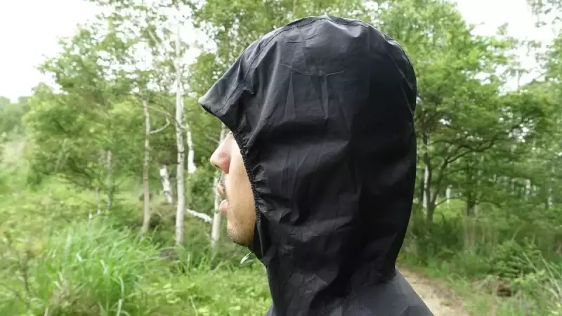 ストライクトレイルフーディのフードはひさしがあって、上からの雨の浸入を防いでくれます