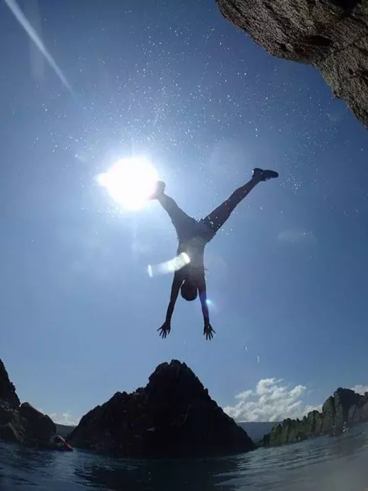 7人のビキニ侍とともに積丹岬