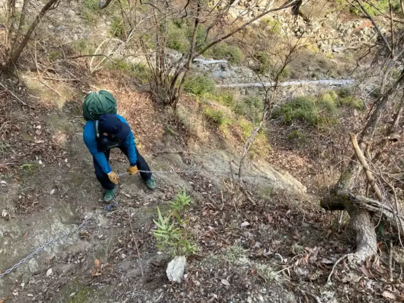 大山三峰山 登山 登山道 鎖場