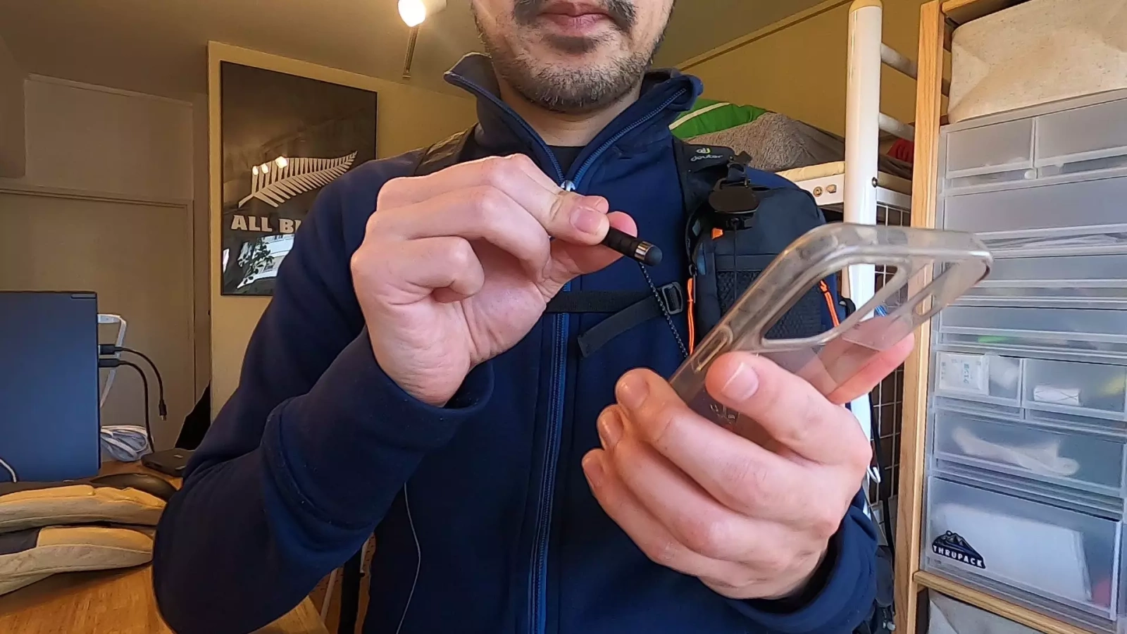 雪山登山やスキーで便利!-厚手のグローブをした状態でスマホ操作が可能なアイデア